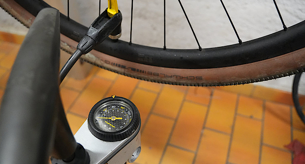 Luftdruck im Reifen mit einer Standpumpe prüfen Luftdruck im Reifen kontrollieren