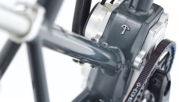 Der Rahmen von einem echten Schweizer Velo schmückt sich mit der Armbrust Schweizer Velo von 47° Nord mit Rahmen aus lokaler Produktion