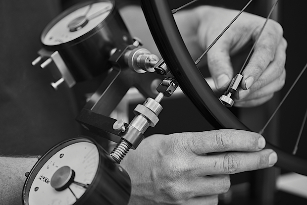 Support de centrage pour un alignement précis des roues de vélo