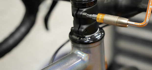 Schraube festziehen mit der Nano Torqbox von Topeak Schrauben prüfen