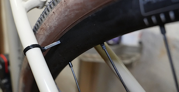 Rundlauf der Felge mit hilfe eines Kabelbinders prüfen Frühlingscheck Rundlauf der Felge kontrollieren