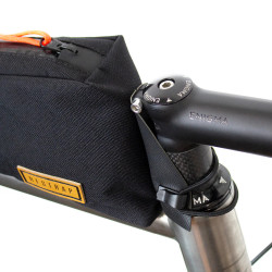 Restrap Top Tube Bag Befestigung am Steuersatz